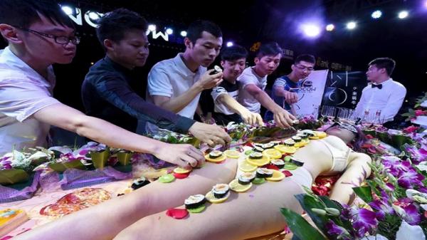 Menenal Tadisi Jepang Nyotaimori, Seni Makan Sushi dan Sashimi di Atas Tubuh Wanita Tanpa Busana