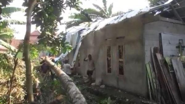 Puting Beliung Terjang 2 Desa di Jatinegara Tegal, Puluhan Rumah Rusak Parah