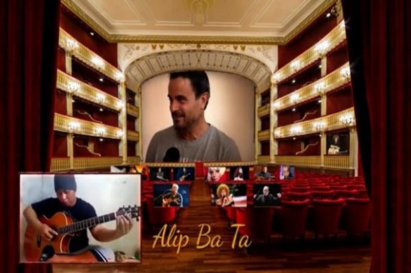 Alip Ba Ta Sepanggung dengan Gitaris Italia Andrea Pistilli dalam Sebuah Konser