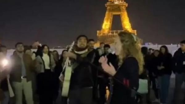 Pria Makassar Ditemani Cewek Bule Ngamen Dekat Menara Eiffel