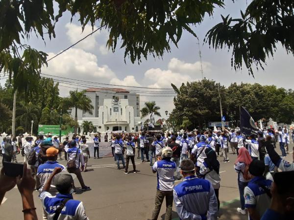 Jelang Kenaikan Upah, Buruh di Cirebon Gelar Aksi Demonstrasi