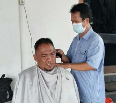 Peringati Sumpah Pemuda, Warga Cirebon Ini Beri Layanan Cukur Rambut Gratis