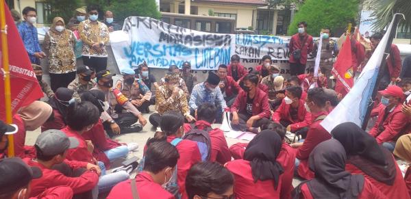 Ratusan Mahasiswa Gelar Unjuk Rasa di Kantor Bupati Cirebon