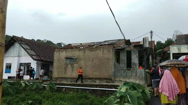 Diterjang Angin Kencang Disertai Hujan Deras, Sejumlah Rumah di Kuningan Rusak Parah