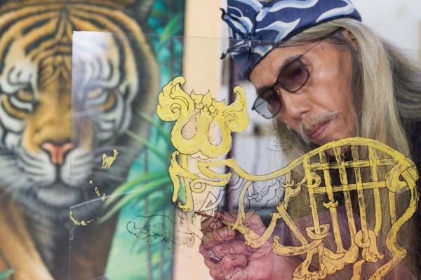 Lukisan Kaca Karya Seni Ini Jadi Alternatif Buah Tangan Wisatawan yang Datang ke Cirebon