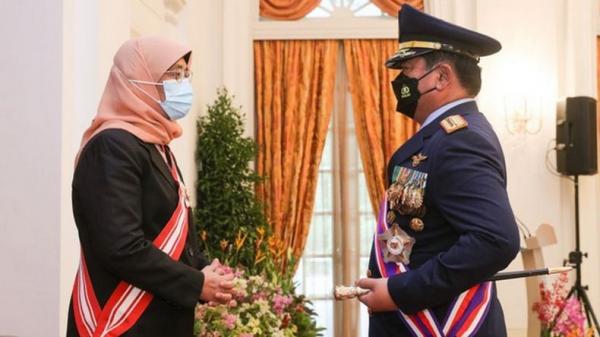 Presiden Singapura Beri Penghargaan Militer pada Panglima TNI