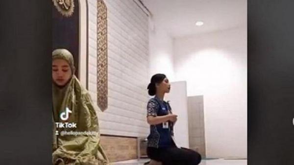 2 Perempuan Pemeluk Islam dan Hindu Beribadah Bersama di Musala