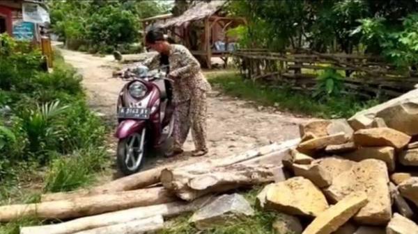 Kalah Pilkades, Calon Kades Tembok Permanen Tutup Akses Jalan Warga