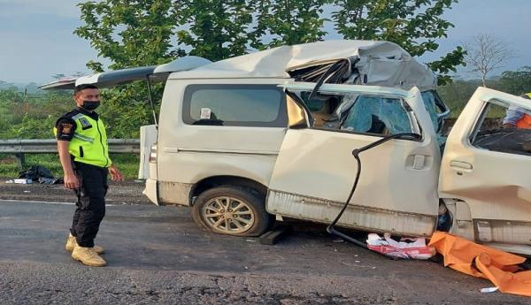 Kecelakaan Beruntun di Tol Cipali Subang, 2 Tewas dan Minibus Terbelah Jadi Dua
