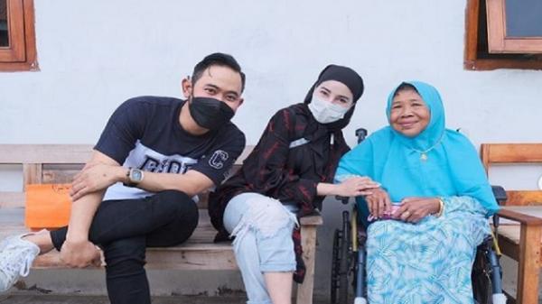 Crazy Rich Malang Beri Emas dan Rp100 Juta untuk Ibu Kandung yang Dibuang Anaknya ke Panti Jompo