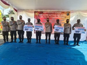 Capaian Vaksinasi 100%, 4 Bhabinkamtibmas di Pulau Belitung Raih Reward dari Kapolda