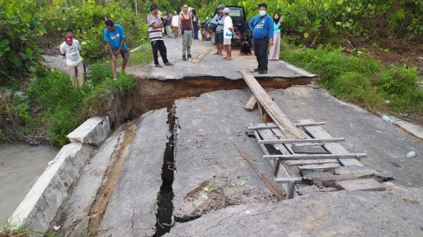 Jembatan Penghubung Antar Dusun di Desa Tepus Bangka Selatan Ambruk