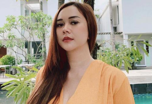Penampakan Seksi Aura Kasih Jadi Dosen, Netizen: Gede ya Papan Tulisnya