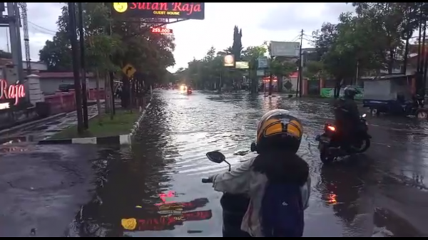 Kota Cirebon Diguyur Hujan, Sejumlah Jalan Protokol Tergenang Banjir