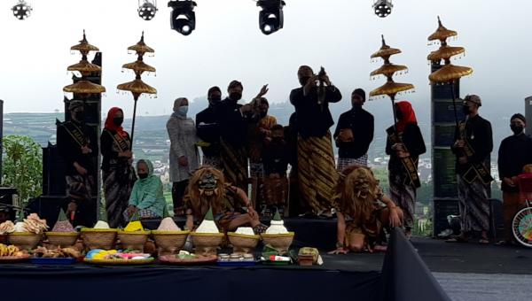 Moment Saat 5 Bocah Rambut Gimbal Diruwat di Dieng Culture Festival