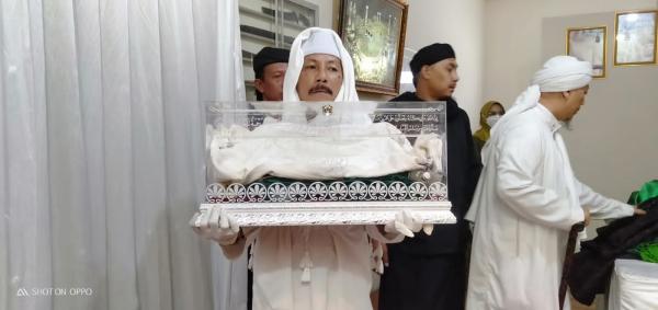Subhanallah, Warga Kota Cirebon Berebut Ingin Mencium Rambut Rasulullah SAW