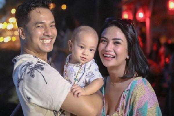 Vanessa Angel dan Suami Dimakamkan Bersebelahan