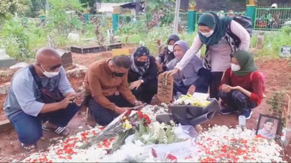 Tangis Ayah Vanessa Angel Pecah saat Nyekar dan Kirim Doa