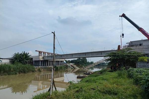Crane Proyek Tol Cibitung-Cilincing Sesi 2 di Bekasi Roboh