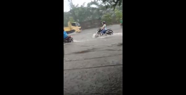 Hujan Deras Disertai Petir dan Angin Kencang Guyur Bekasi, Sejumlah Ruas Jalan Tergenang Banjir