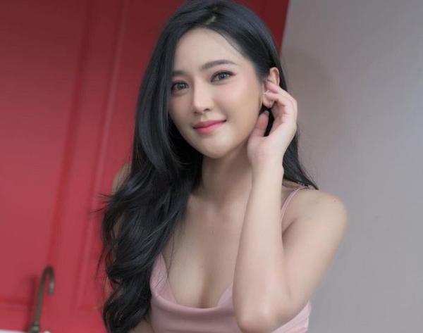 4 Pose Seksi Pramugari Suthathip Pakai Bikini, Bikin Netizen Salah Fokus!