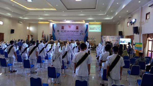 319 Lulusan STIKes Muhammadiyah Ciamis Diambil Sumpah. Ketua STIKes: Lulusan Kami Kompeten