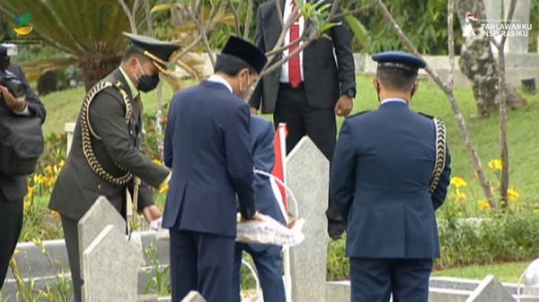 Hari Pahlawan, Presiden Jokowi Tabur Bunga di Makam BJ Habibie hingga Pahlawan Tak Dikenal 
