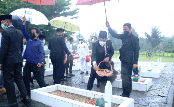 Upacara Peringatan Hari Pahlawan Diguyur Hujan, Ketua DPRD Babel Herman Suhadi Tetap Semangat