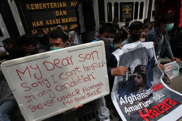 Pengungsi Afganistan Unjuk Rasa di Surabaya