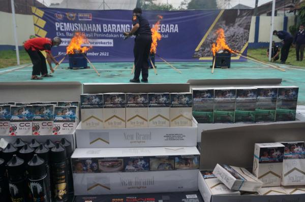 Rokok Ilegal dan Barang Lain Hasil Sitaan Senilai Rp295 Juta Dimusnahkan