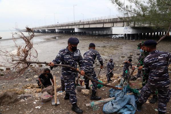 Ratusan Prajurit TNI AL Koarmada II Bersihkan Sampah di Pesisir Surabaya