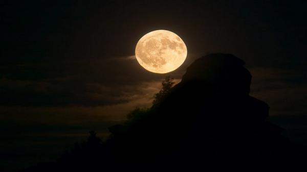 Fenomena Gerhana Bulan Setengah terjadi Hari Ini, Jangan Sampai Terlewat!