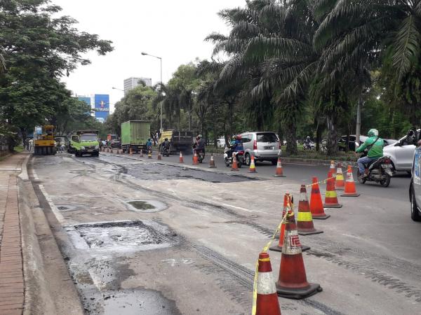 Jalan Diperbaiki, Warga Pondok Hijau Golf Harus Lewat Pintu 1