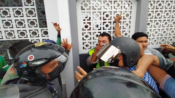 Oknum Polisi Dihajar Warga Kota Medan, Penyebabnya Minta Uang ke Pengendara yang Kena Tilang