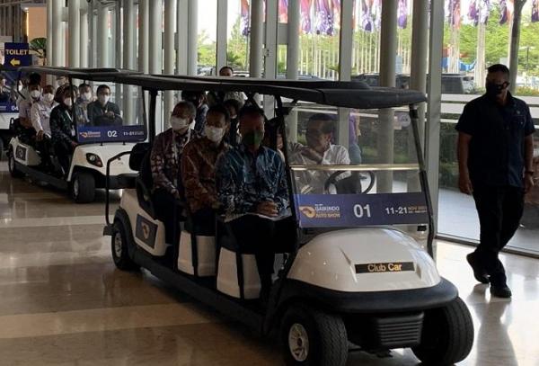 Tinjau GIIAS 2021, Jokowi Naik Mobil Golf Keliling Booth Pameran 