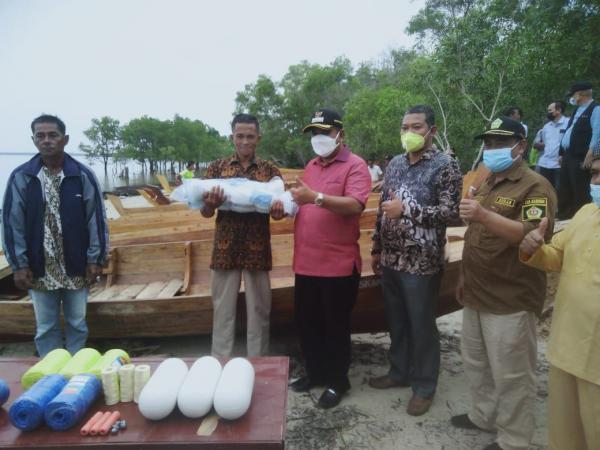 Pemkab Karimun Serahkan Bantuan 20 Unit Sampan ke Nelayan Durai