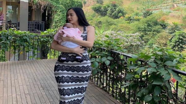 Aura Kasih Si Mama Muda Gendong Bayi, Netizen: Pejuang Keluarga