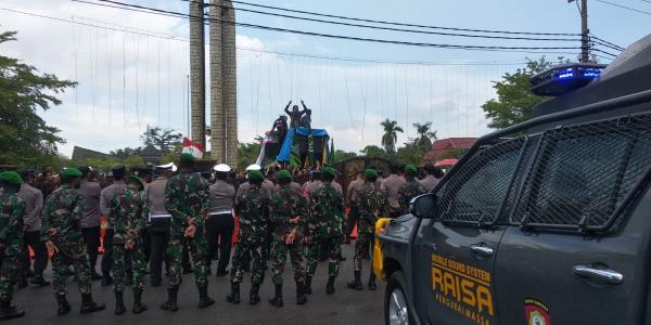 Meski Diguyur Hujan, Pendemo Kekeh Minta Lahan Tebu Indramayu Ditanami Padi