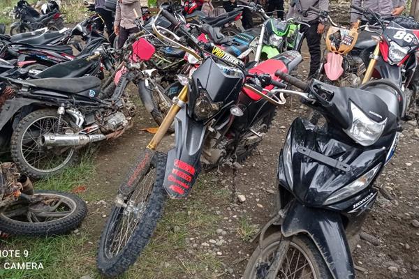 Polisi Amankan Belasan Sepeda Motor  dan Senjata Tajam di Wilayah Tambang Ratatotok