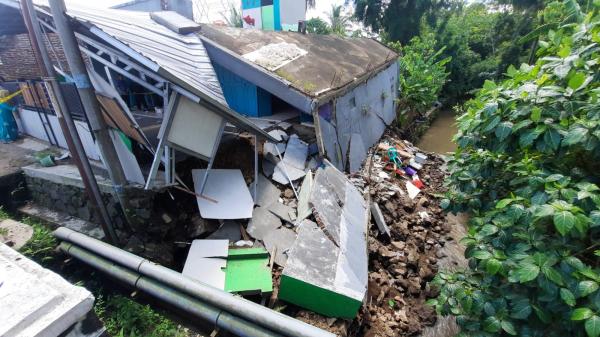 Sebuah Ruko di Tasikmalaya Ambruk Tergerus Aliran Sungai 