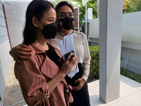 Kawal Kasus Istri Marahi Suami Mabuk,  Rieke “Oneng” Galang Petisi Bebaskan Valencya