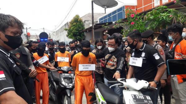 Dijaga Ketat Aparat, Polres Karawang Rekonstruksi Pembunuhan Bos Rumah Makan Padang