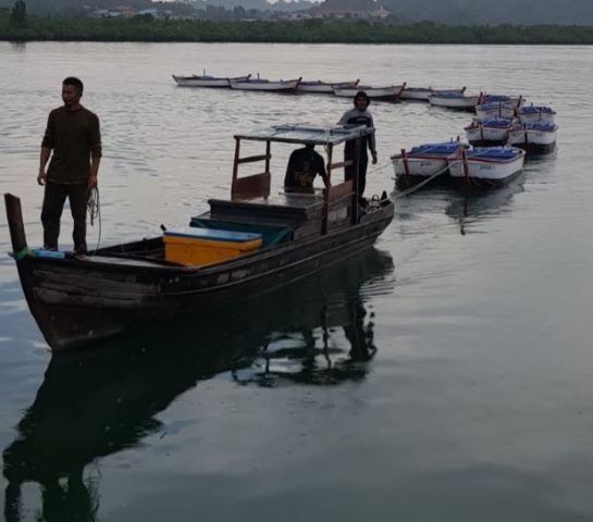 Nelayan Moro Karimun Terima 13 Unit sampan
