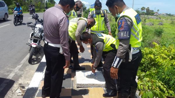 Puluhan Penutup Drainase di Kota Kupang Raib, Polisi Berinisiatif Langsung Menggantinya