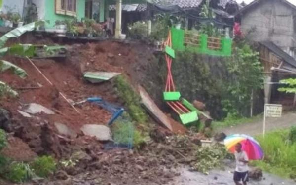 Tebing Jalan Longsor Ancam Rumah Perangkat Desa di Tasikmalaya