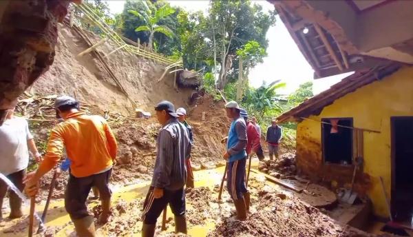 Longsor di Majalengka, 2 Rumah Tertimbun