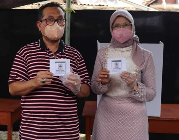 Bupati Cirebon Nyoblos Pilwu Di Desa Dawuan, Ajak Masyarakat Jangan Golput