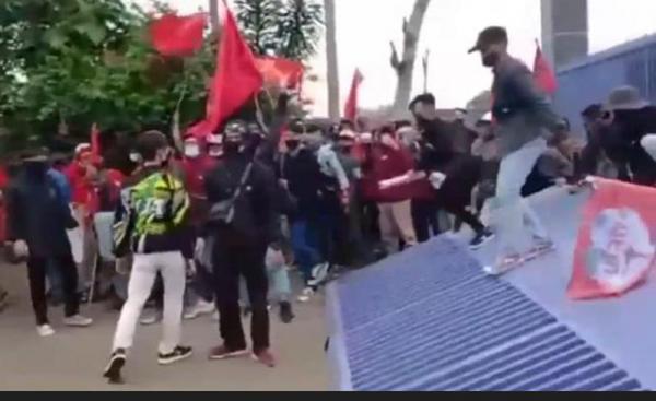 Demo Buruh Tuntut Kenaikan UMK di Brebes Rusuh, Massa Robohkan Pintu Gerbang
