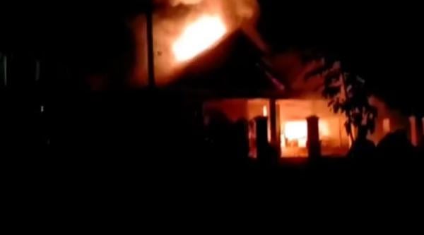 Rusuh di Buton, 2 Rumah dan Kendaraan Dibakar Sekelompok Orang