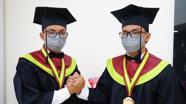 Kompak, Si Kembar Asal Madura Ini di Wisuda Bareng